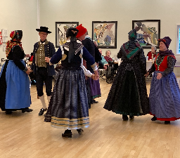 Folkedans, Træning, Folkemusik, Folkedragt